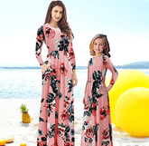 Robe mère fille rose avec des fleurs longue